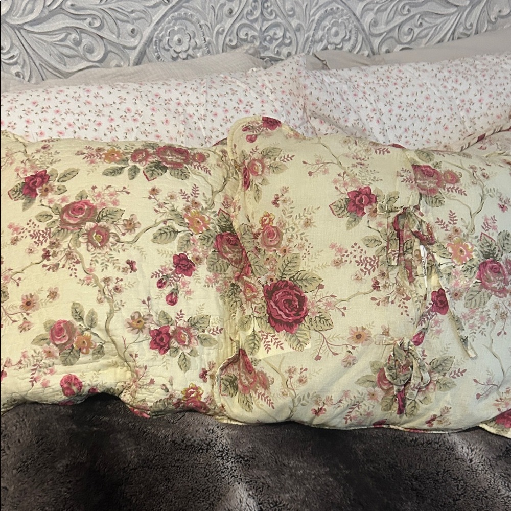 Floral Elegance Pillow Set